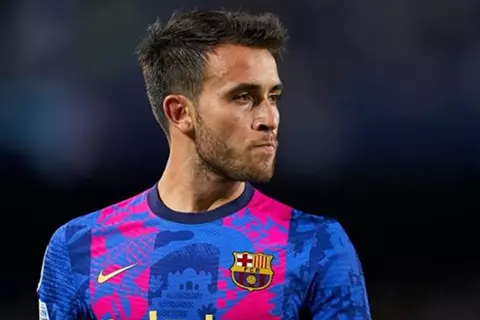 ديكو يعلنها.. برشلونة يحسم مصير تجديد عقد إيريك جارسيا مع الفريق